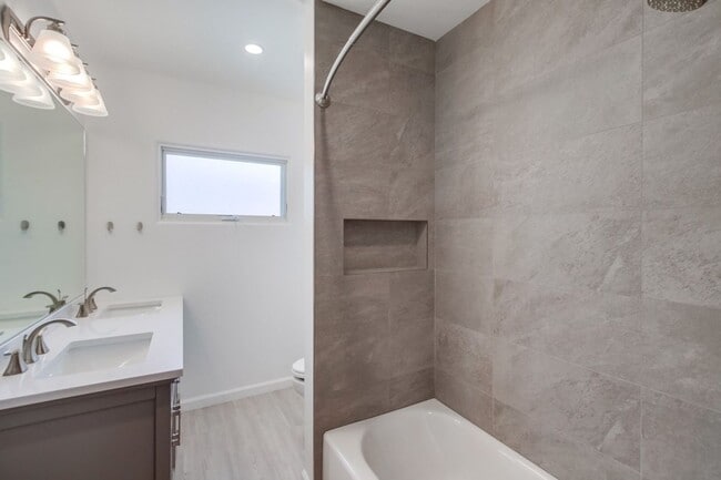 Building Photo - Charming 3 Bedroom Kensington Home