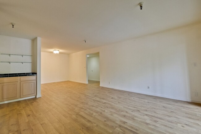 Building Photo - 2-bedroom, 2-bathroom condo in Awesome Mou...