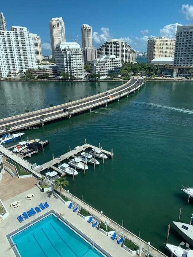 Building Photo - 905 Brickell Bay Dr