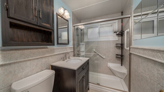 Building Photo - Fantastic 3 Bedroom, 1 level living near F...