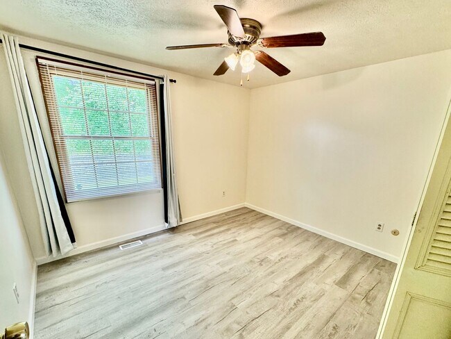 Building Photo - Spacious Split Level 3/1.5 House in Baldwi...