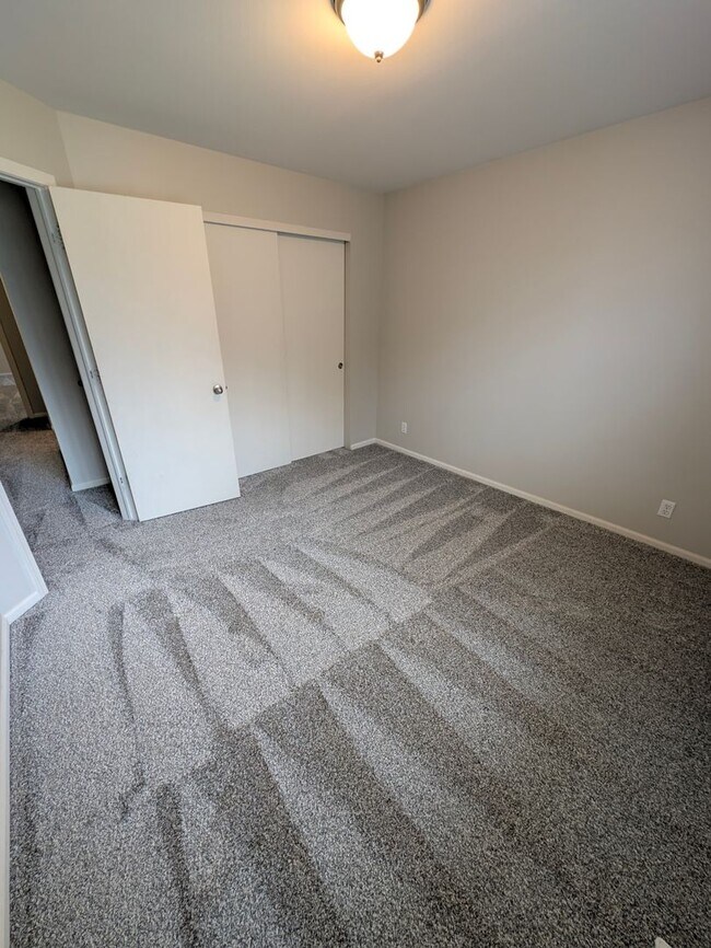 Building Photo - 908 S Mineral Dr
