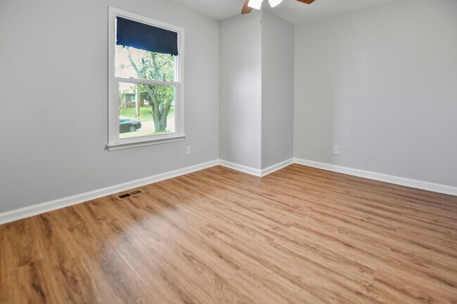 Building Photo - 220 Marshall Dr