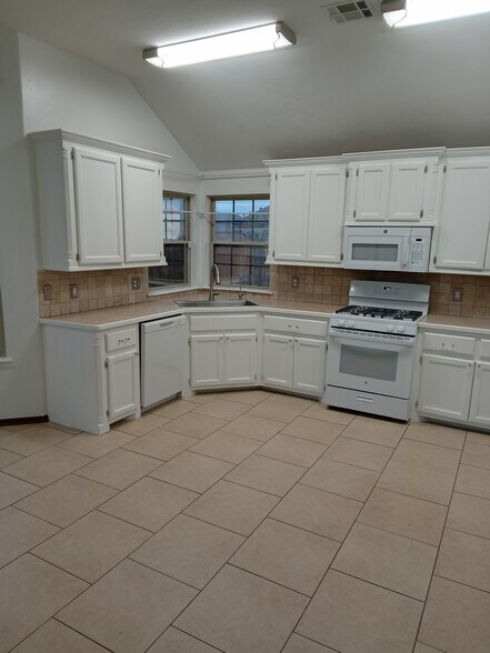 Building Photo - 3300 Marilyn Dr