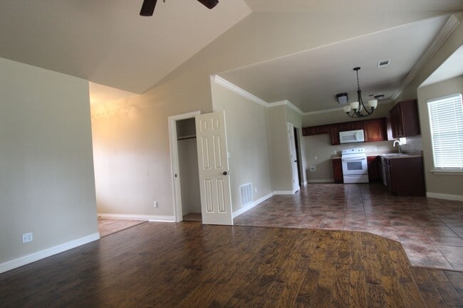 Building Photo - designed for comfort : 3 Bedroom 2 Bath