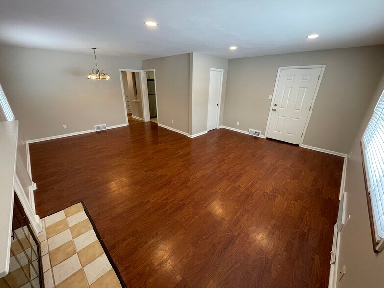 Building Photo - 2844 Chamberlain Rd