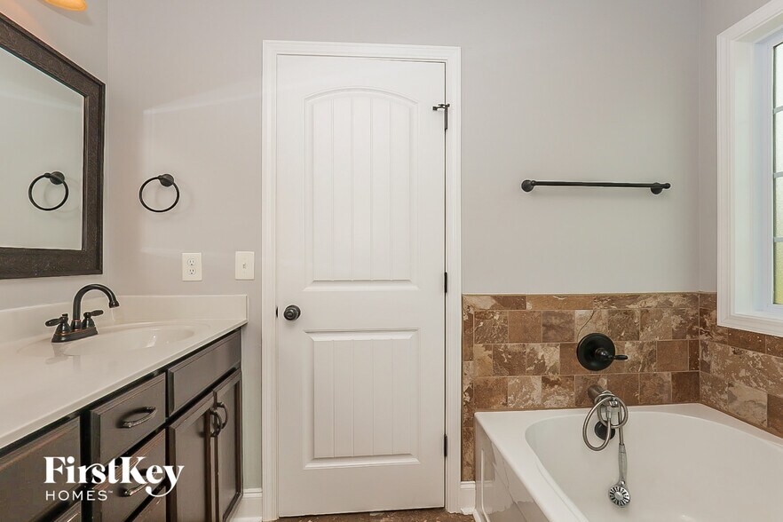 Building Photo - 700 Swift Fox Dr