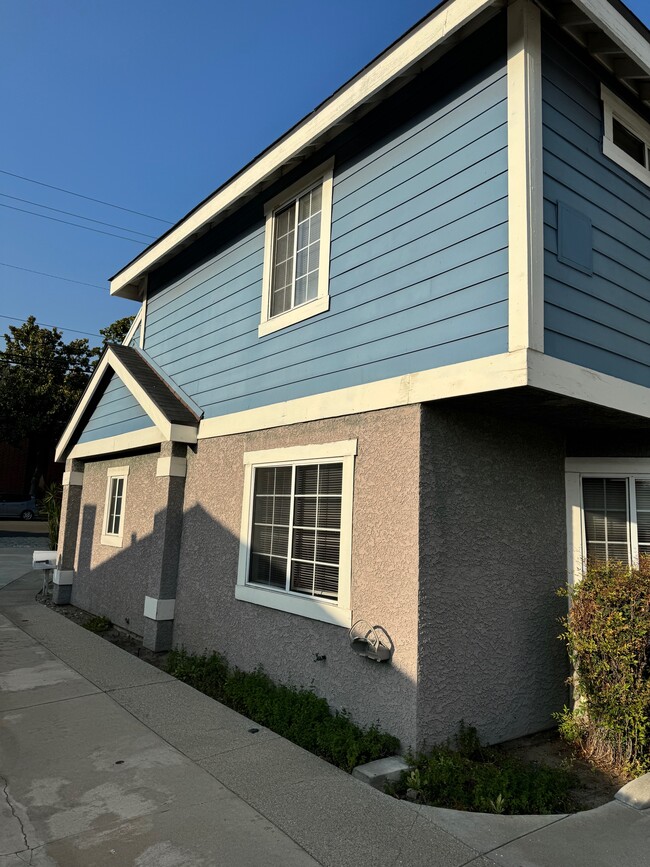 Building Photo - 512 E Lime Ave