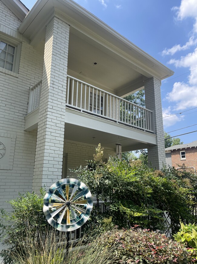 upstairs front porch for relaxing - 541 Lamar Ave