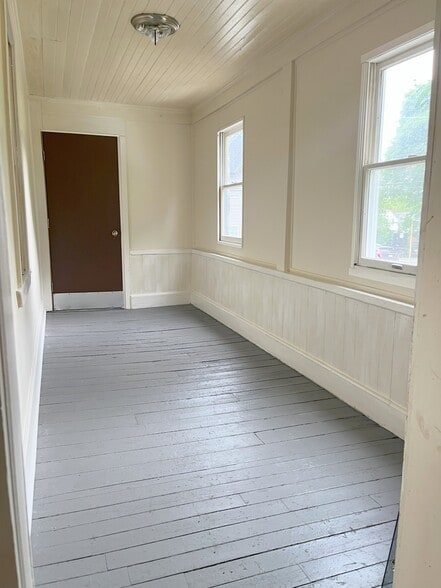 Sunroom - 213 Brown St