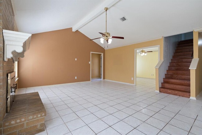 Building Photo - 606 Pinebrook Ln