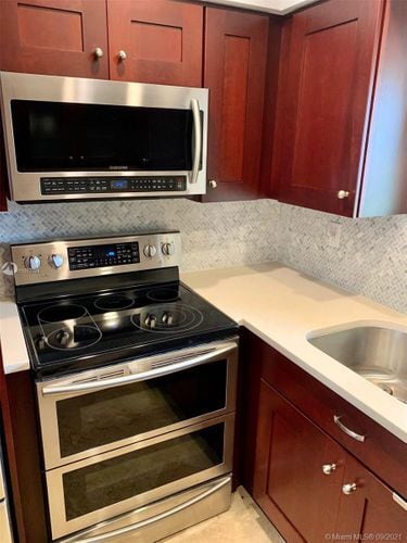 Building Photo - 901 NE 25th Ave