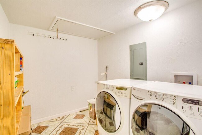 Building Photo - 1352 Chickasaw Dr