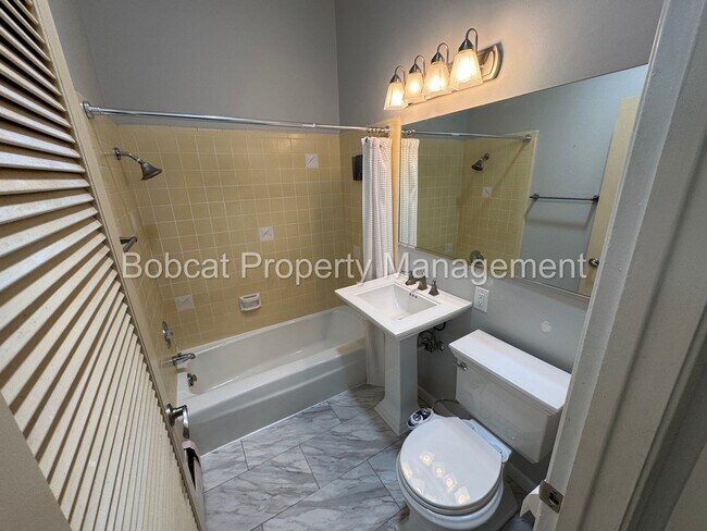 Building Photo - 3 Bed, 2 Bath Home Located in West Carson ...