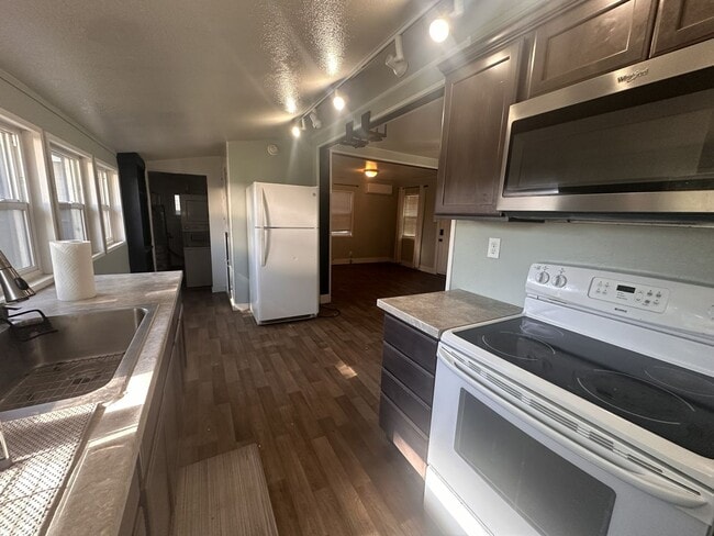 Building Photo - 1 bedroom, 1 bathroom Home