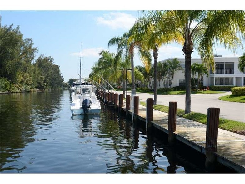 Building Photo - 6207 Bay Club Dr