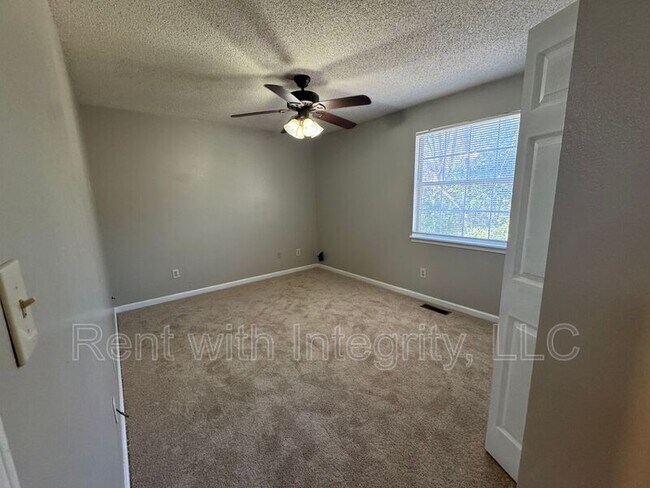 Building Photo - 2365 Parrot Ln