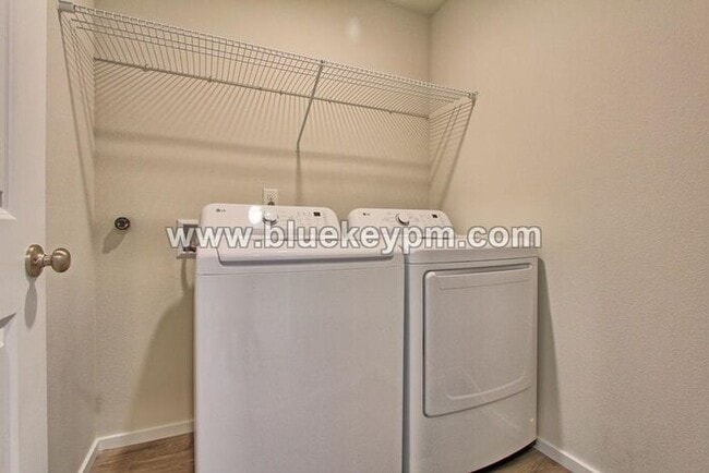 Building Photo - 3 Bed, 2.5 Bath Home Near Van Mall/ Raymond Shaffer Comm Park / Walnut Grove Elem