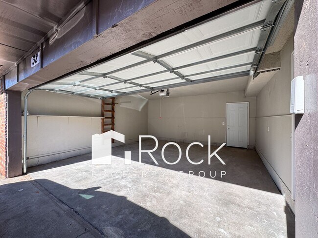 Building Photo - 3 Bedroom Townhome in West OKC