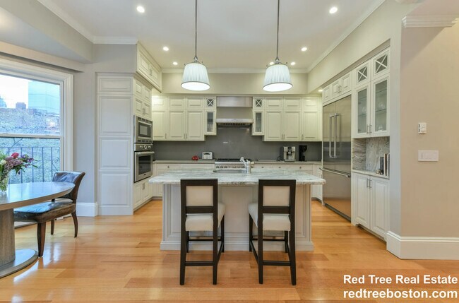 Building Photo - 214 Beacon St