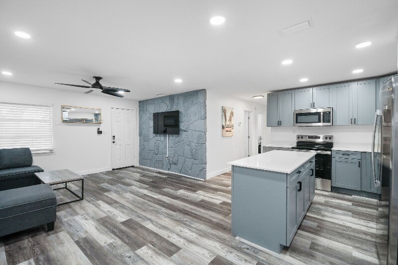 Building Photo - 4303 W Woodlawn Ave