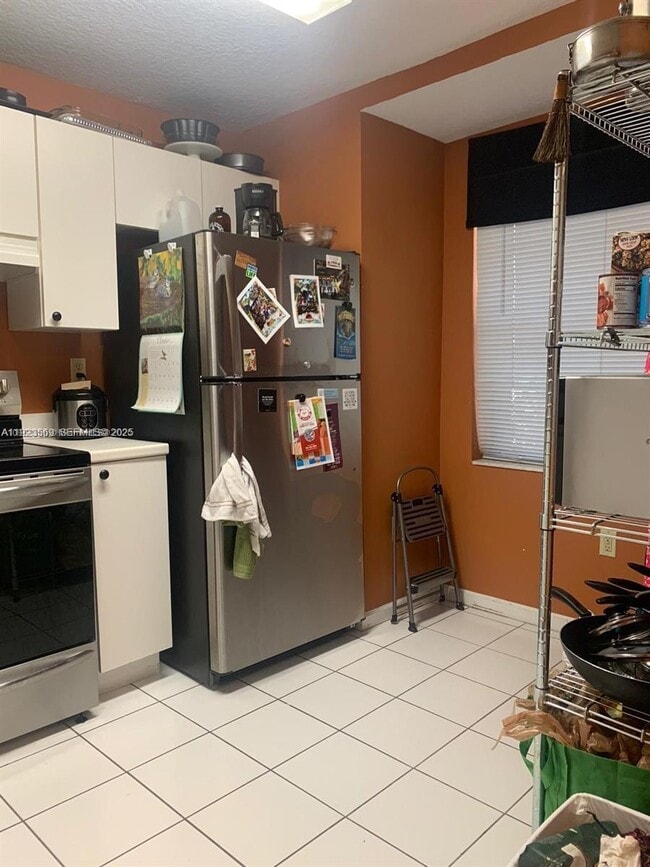 Building Photo - 390 City View Dr