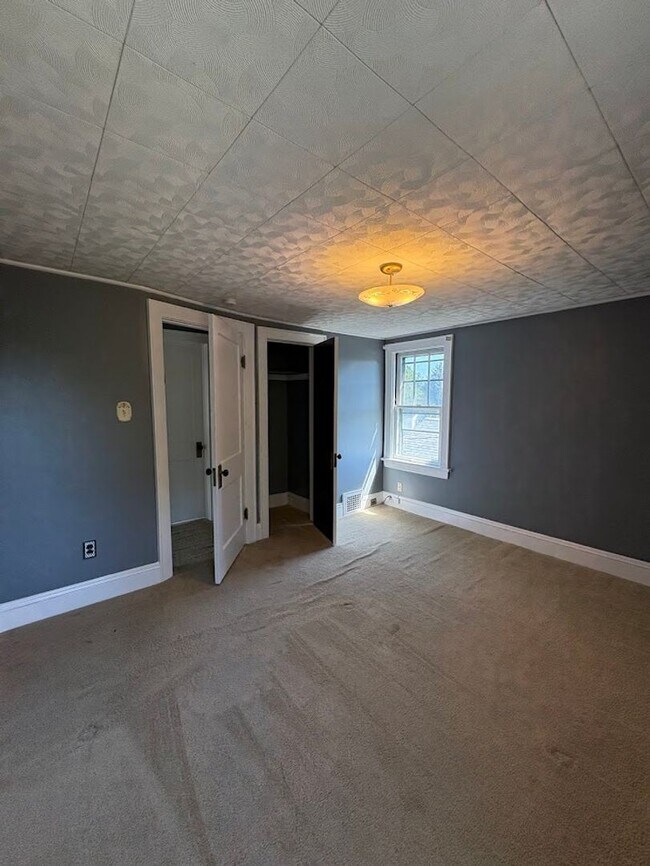 Building Photo - Three bedroom one bathroom home for rent