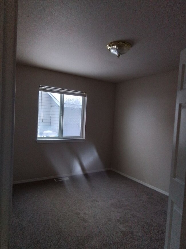 Building Photo - 4 bedroom: Super Clean with new carpet and...