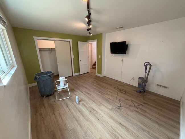 Building Photo - 565 W Midway Blvd