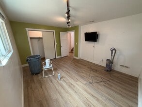 Building Photo - 565 W Midway Blvd