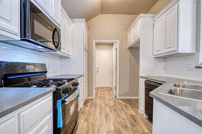 Building Photo - Beautiful Newer Construction Home!