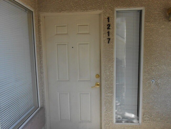 Building Photo - Spacious 2 Bedroom Condo in Gated Community