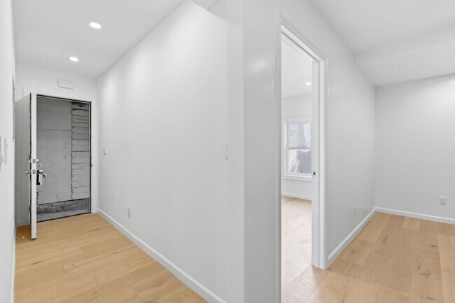 Building Photo - 1221 Waller St