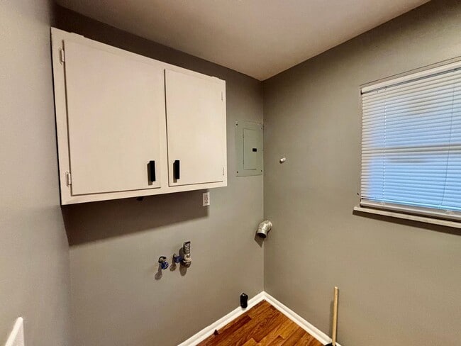 Building Photo - $1395 Charming 3-Bedroom Ranch Near Ball State & Ball Memorial!