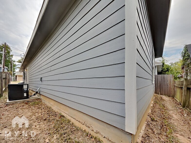 Building Photo - 16649 E Hammon