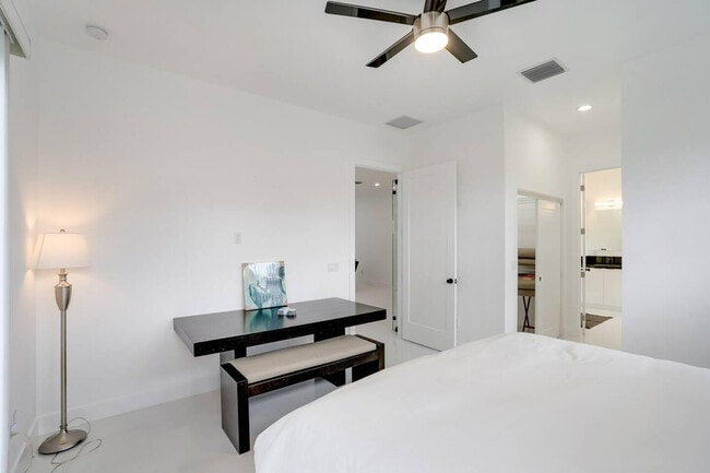 Building Photo - 2962 NW 10th Ct