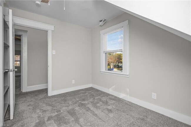 Building Photo - 229 Woodview Ave