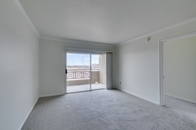 Building Photo - GORGEOUS 2 BEDROOMS UNIT*UPGRADED*TONS OF ...