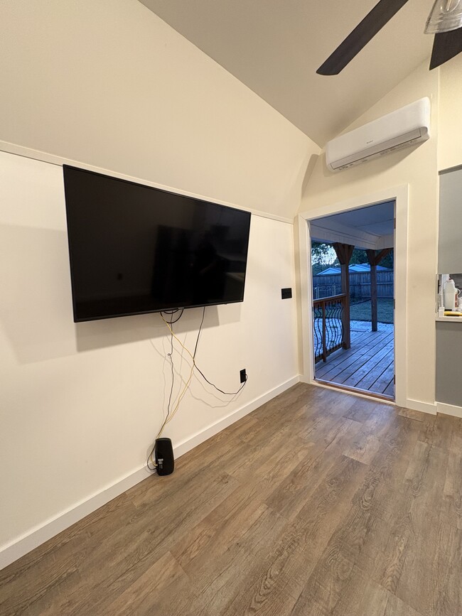 Building Photo - Private 1-Bedroom Cottage
