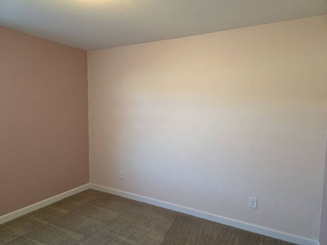 Building Photo - 3 bedroom, 2 bath in Rockford Forest