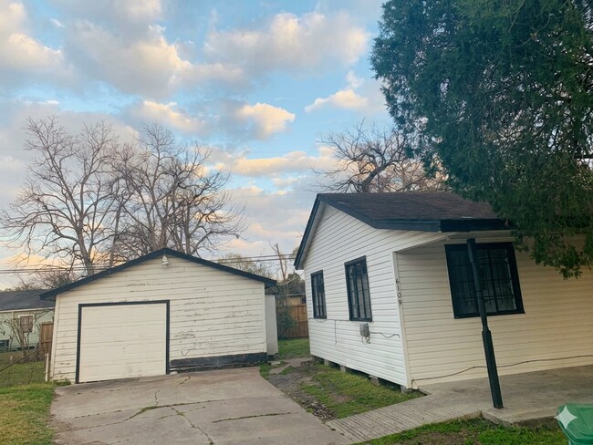 Building Photo - 6109 Wayland St