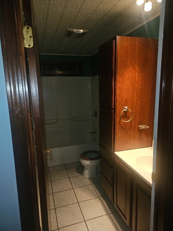 Building Photo - 19 Lloyd Dr