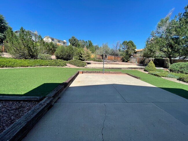 Building Photo - 5 Bedroom D20 Home with Large Backyard