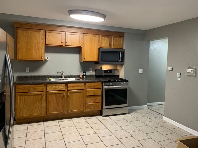 Building Photo - 603 E 22nd St