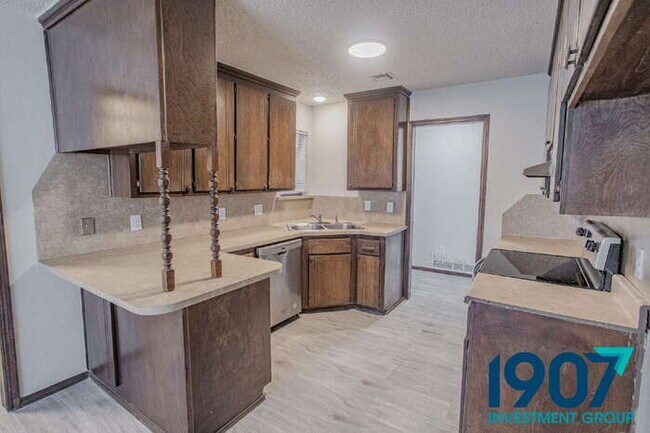 Building Photo - Charming Brick Home with Modern Updates and Large Backyard in Moore!