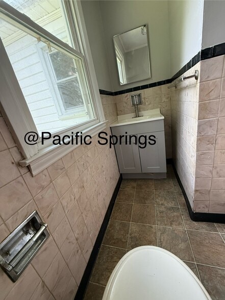 Bathroom - 927 S Church St