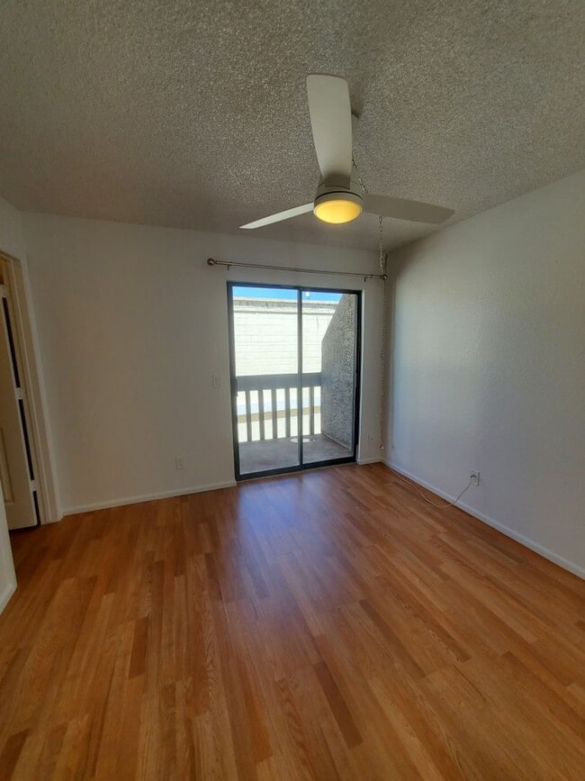 Building Photo - Townhome - newly remodeled kitchen - priva...