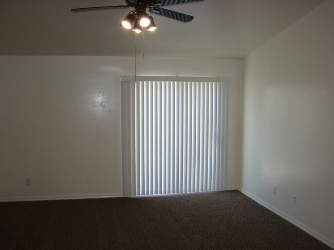 Building Photo - Move in ready! Call for a showing.