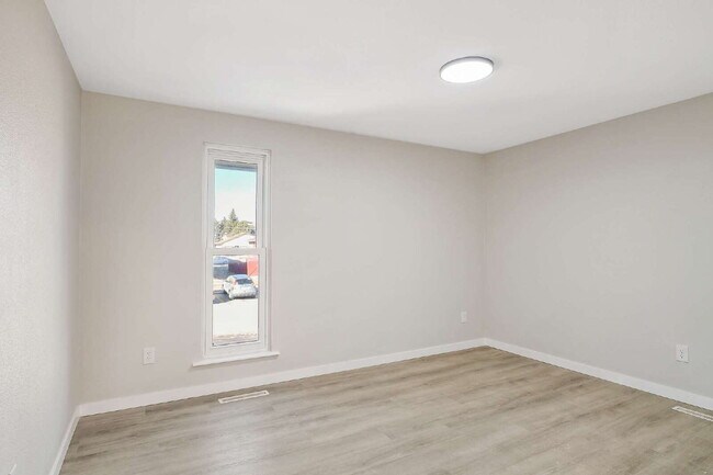 Building Photo - Updated 2 Bedroom Upstairs Apartment