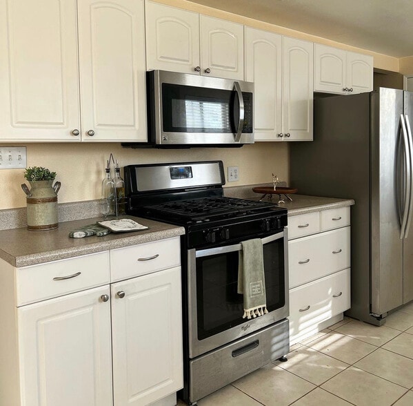 Building Photo - 1617 S Forest Knoll St